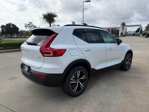 2026 Volvo XC40 Core, B4 FWD Gas (mild hybrid), Dark
