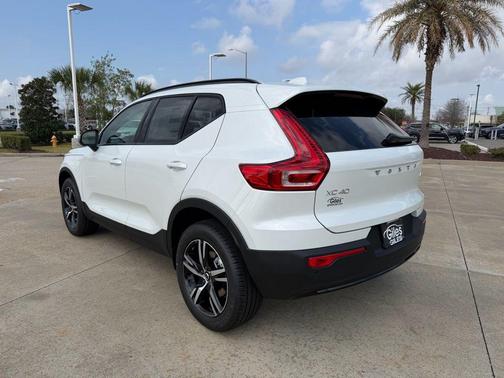 2026 Volvo XC40 Core, B4 FWD Gas (mild hybrid), Dark