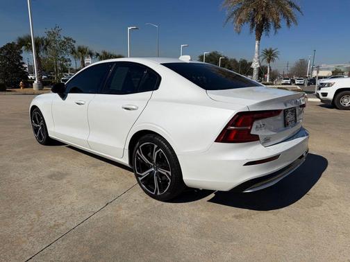 2024 Volvo S60 B5 Core Dark Theme