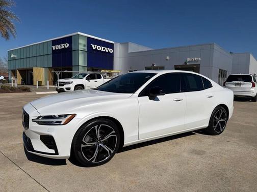 2024 Volvo S60 B5 Core Dark Theme