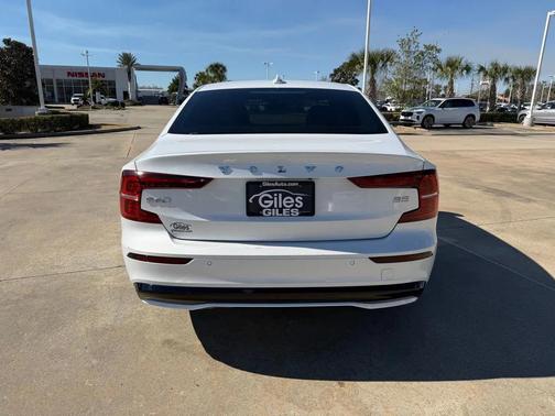 2024 Volvo S60 B5 Core Dark Theme