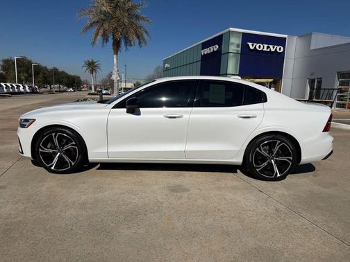 2024 Volvo S60 B5 Core Dark Theme