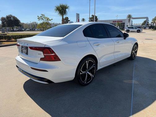 2024 Volvo S60 B5 Core Dark Theme