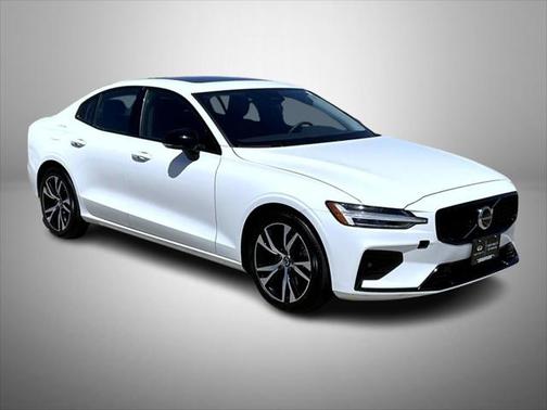 2024 Volvo S60 B5 Core Dark Theme