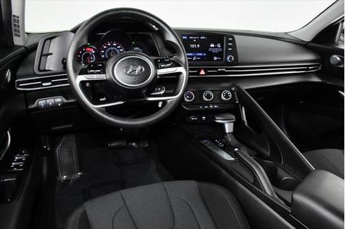 2023 Hyundai ELANTRA SE