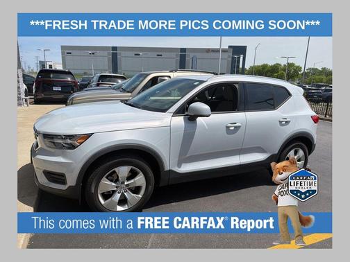 Glacier Silver Metallic 2020 Volvo XC40 T4 Momentum
