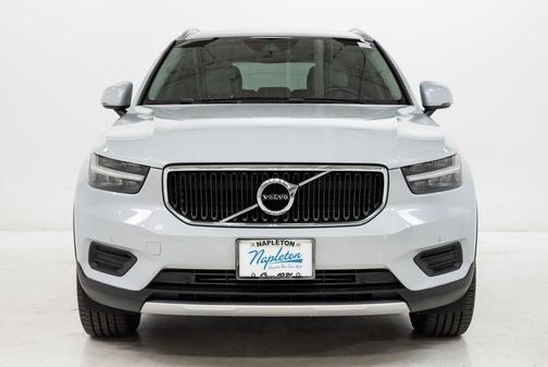 Glacier Silver Metallic 2020 Volvo XC40 T4 Momentum