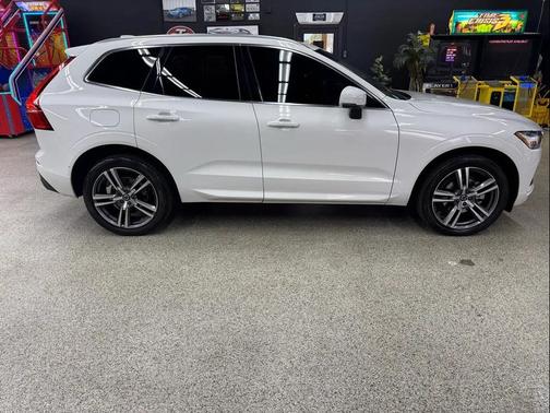 2021 Volvo XC60 T5 Momentum
