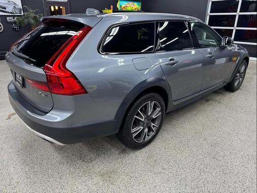 2017 Volvo V90 Cross Country T6