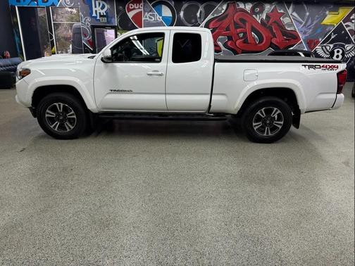 Super White 2018 Toyota Tacoma TRD Sport