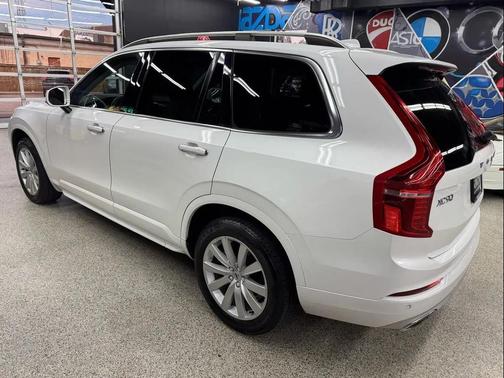 White 2018 Volvo XC90 T6 Momentum