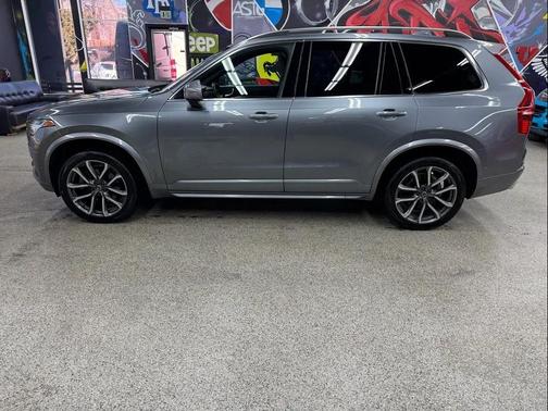 2017 Volvo XC90 T6 Momentum
