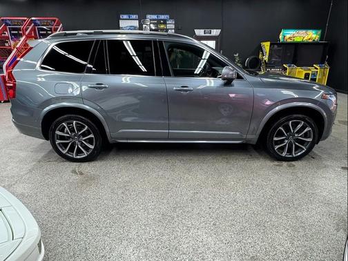 2017 Volvo XC90 T6 Momentum