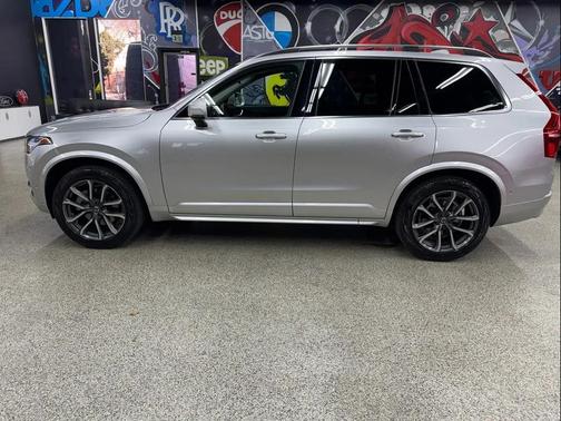 2016 Volvo XC90 T6 Momentum