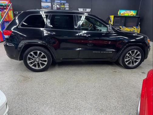 Diamond Black Crystal Pearlcoat 2017 Jeep Grand Cherokee Overland
