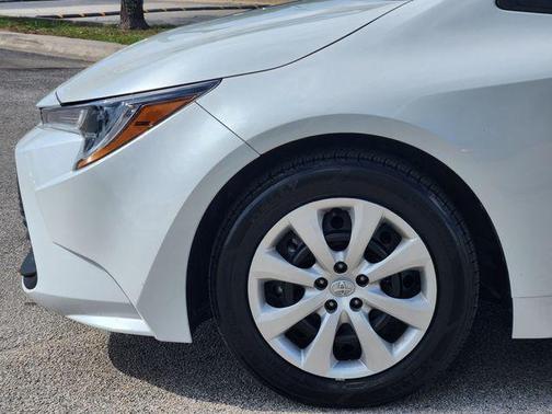 Pearl 2025 Toyota Corolla LE