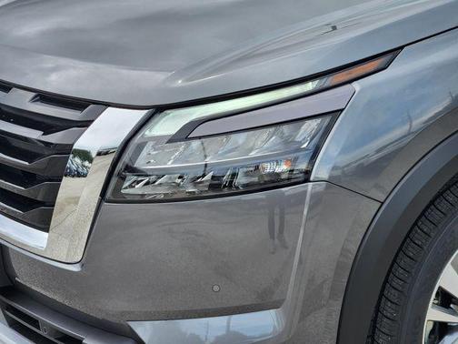 2025 Nissan Pathfinder SL FWD