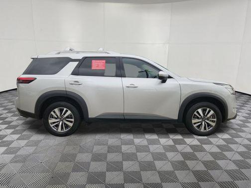 Brilliant Silver Metallic 2023 Nissan Pathfinder SL FWD