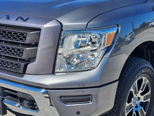 2023 Nissan Titan SV