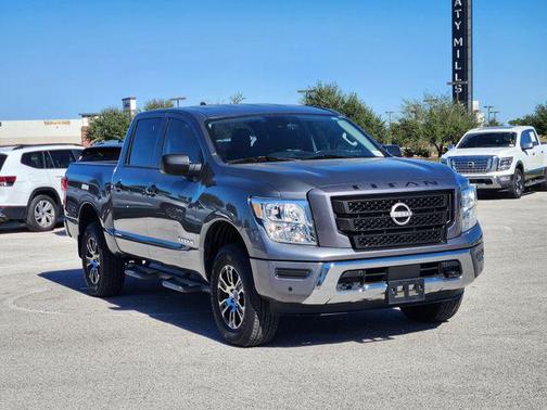 2023 Nissan Titan SV