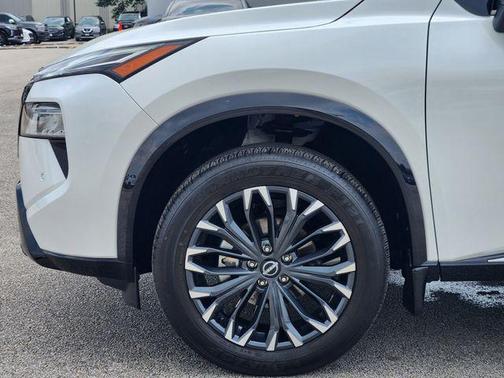 Everest White Pearl/Super Black 2024 Nissan Rogue Platinum