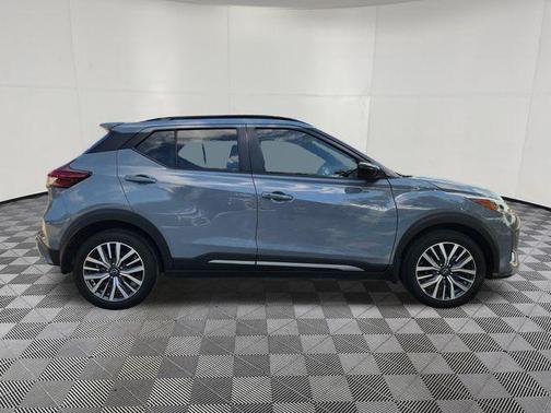 Boulder Gray Pearl 2024 Nissan Kicks SR