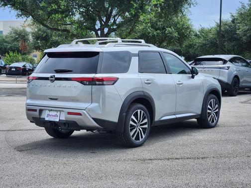 2025 Nissan Pathfinder Platinum FWD