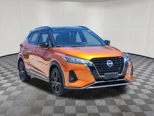 Monarch Orange Metallic/Super Black 2024 Nissan Kicks SR