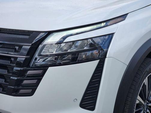 Everest White Pearl Tricoat/Super Black 2026 Nissan Pathfinder Platinum