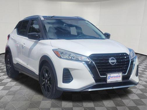 Aspen White/Super Black 2023 Nissan Kicks SV
