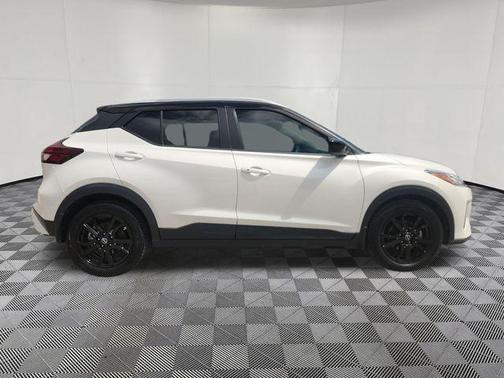 Aspen White/Super Black 2023 Nissan Kicks SV