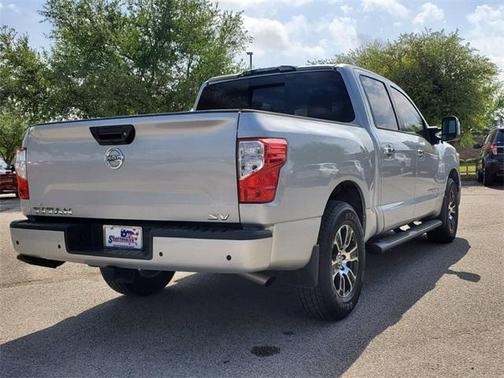 Photo 5 of 36 of 2020 Nissan Titan SV