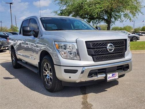 Photo 4 of 36 of 2020 Nissan Titan SV