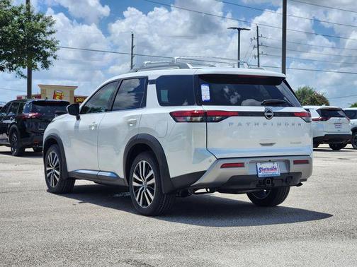 2025 Nissan Pathfinder Platinum FWD