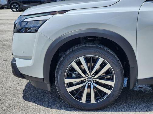 2025 Nissan Pathfinder Platinum FWD