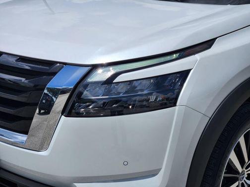 2025 Nissan Pathfinder Platinum FWD
