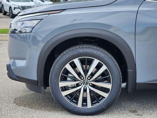 2025 Nissan Pathfinder Platinum FWD