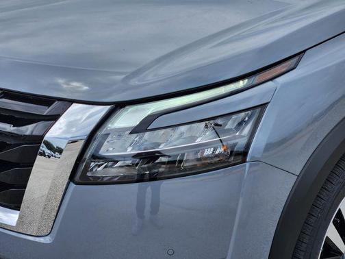 2025 Nissan Pathfinder Platinum FWD