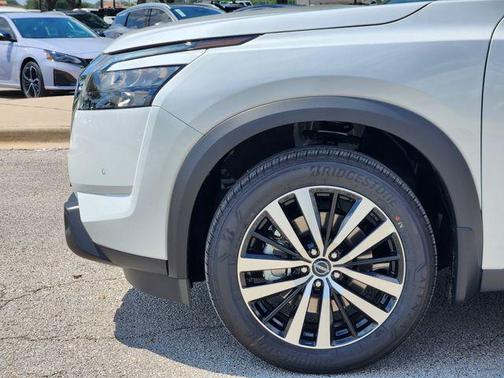 2025 Nissan Pathfinder Platinum FWD