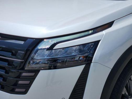 Everest White Pearl Tricoat 2026 Nissan Pathfinder SL