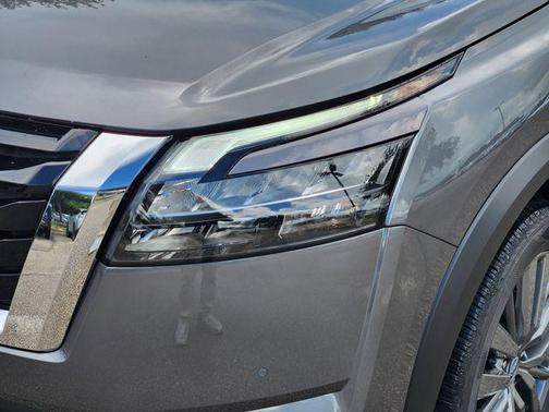 2025 Nissan Pathfinder SL FWD