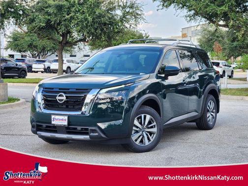 2025 Nissan Pathfinder SL FWD