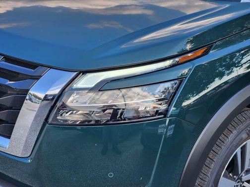 2025 Nissan Pathfinder SL FWD