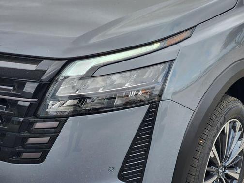 Boulder Gray Pearl/Super Black 2026 Nissan Pathfinder Platinum