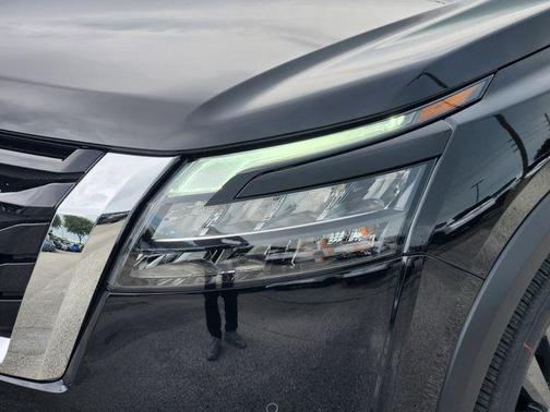 2025 Nissan Pathfinder SL FWD