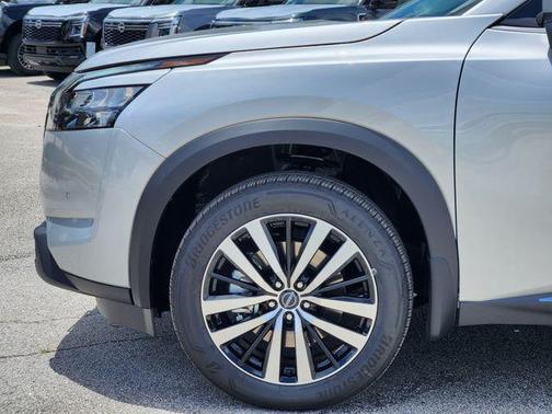 2025 Nissan Pathfinder Platinum FWD