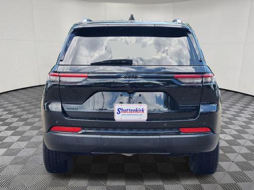 Diamond Black Crystal Pearlcoat 2023 Jeep Grand Cherokee Limited