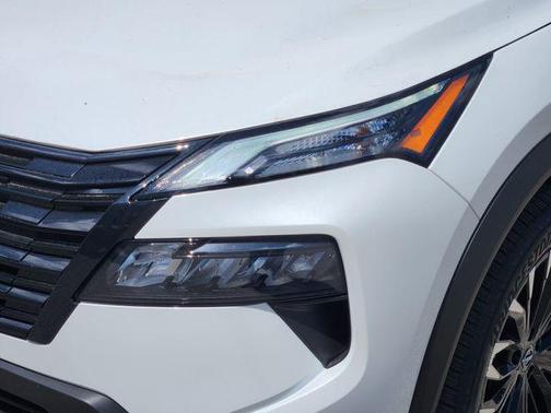 Everest White Pearl Tricoat 2026 Nissan Rogue Dark Armor