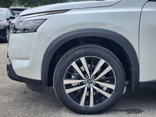 2025 Nissan Pathfinder Platinum FWD