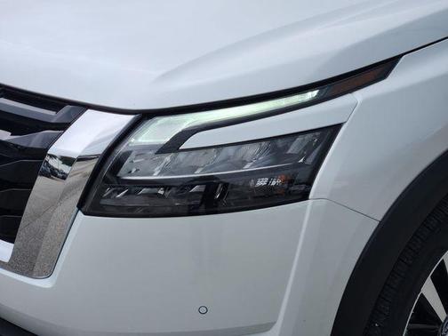 2025 Nissan Pathfinder Platinum FWD